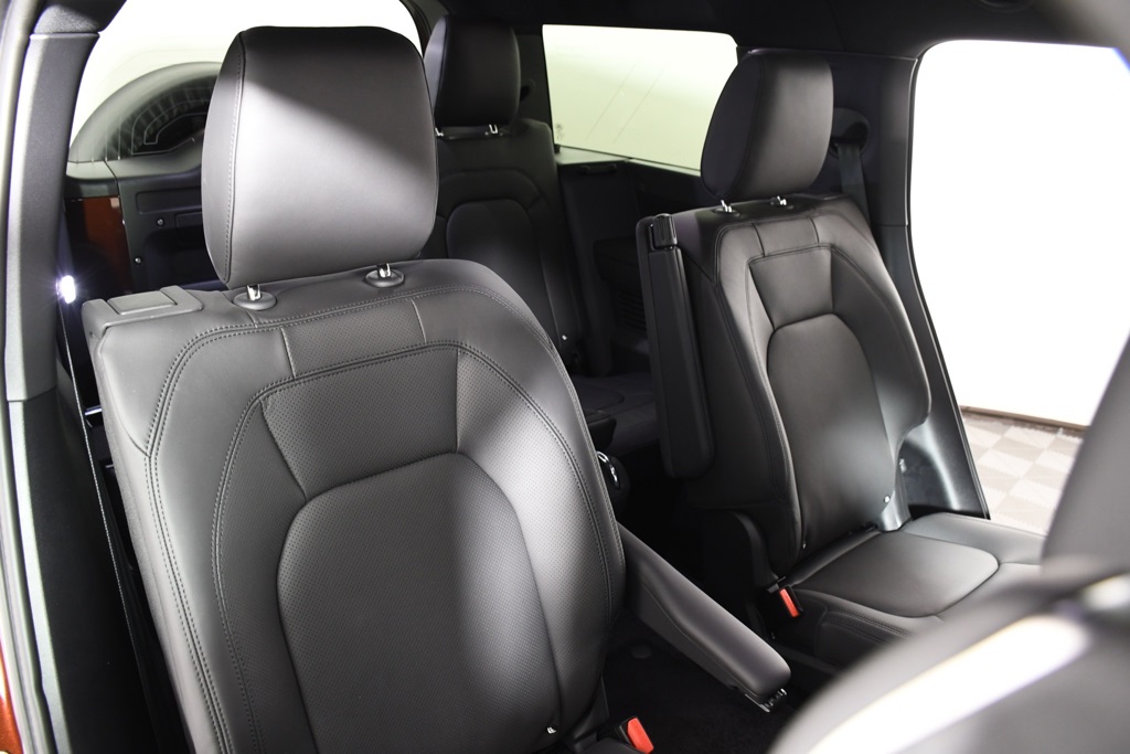 2025 Land Rover Defender 130 X-Dynamic SE photo 21