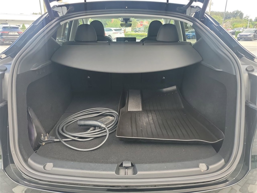 2024 Tesla Model Y Long Range photo 9