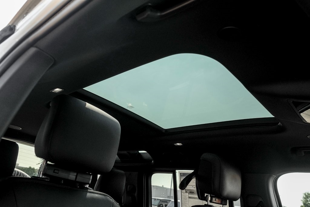 2025 Land Rover Defender 110 X-Dynamic SE photo 23