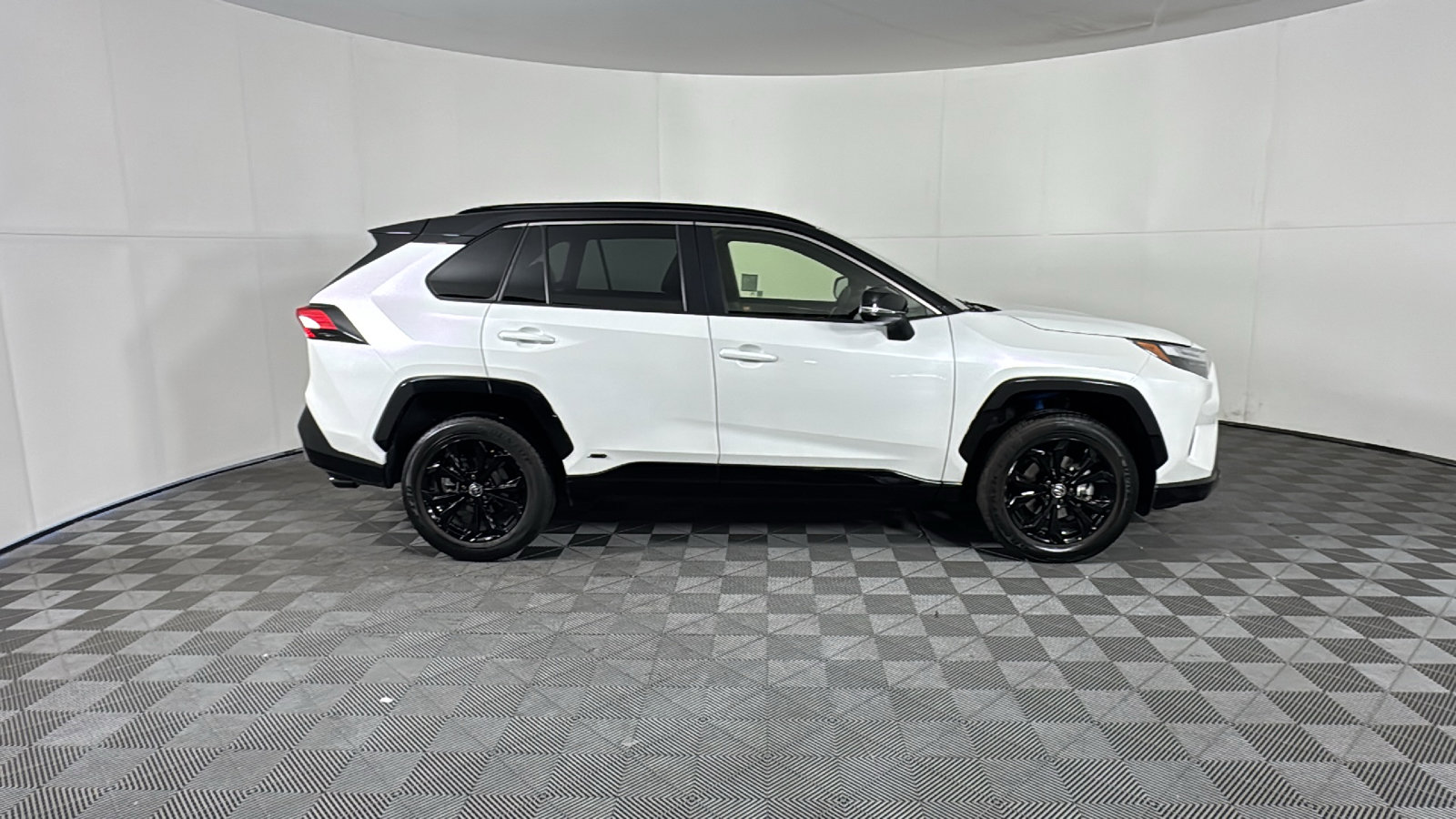 2023 Toyota RAV4 Hybrid XSE photo 2