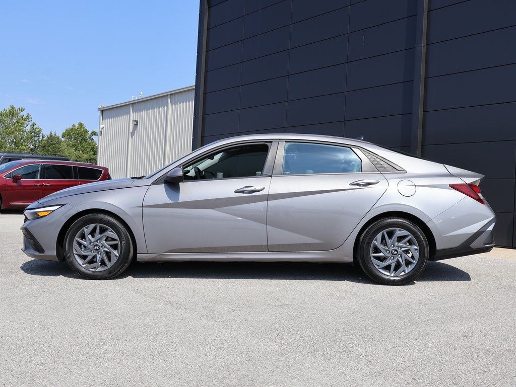 2024 Hyundai Elantra SEL photo 2