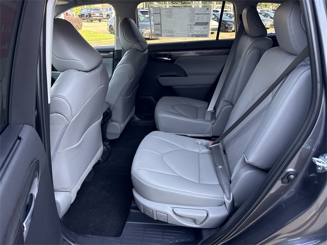 2025 Toyota Highlander Platinum photo 12