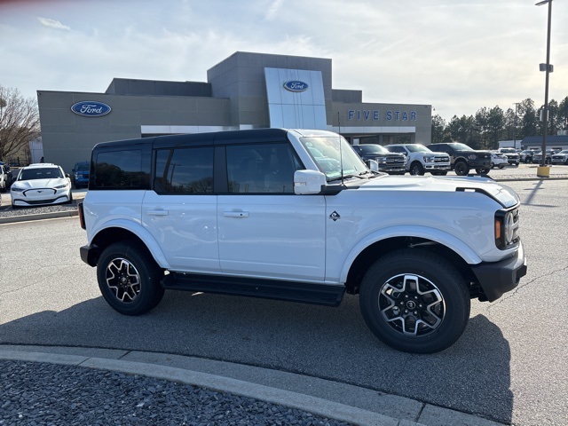 2025 Ford Bronco 4-Door Outer Banks's photo