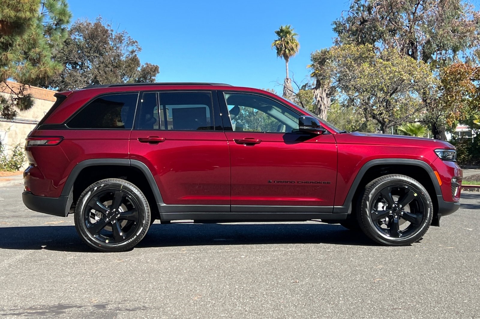 2025 Jeep Grand Cherokee Limited photo 2