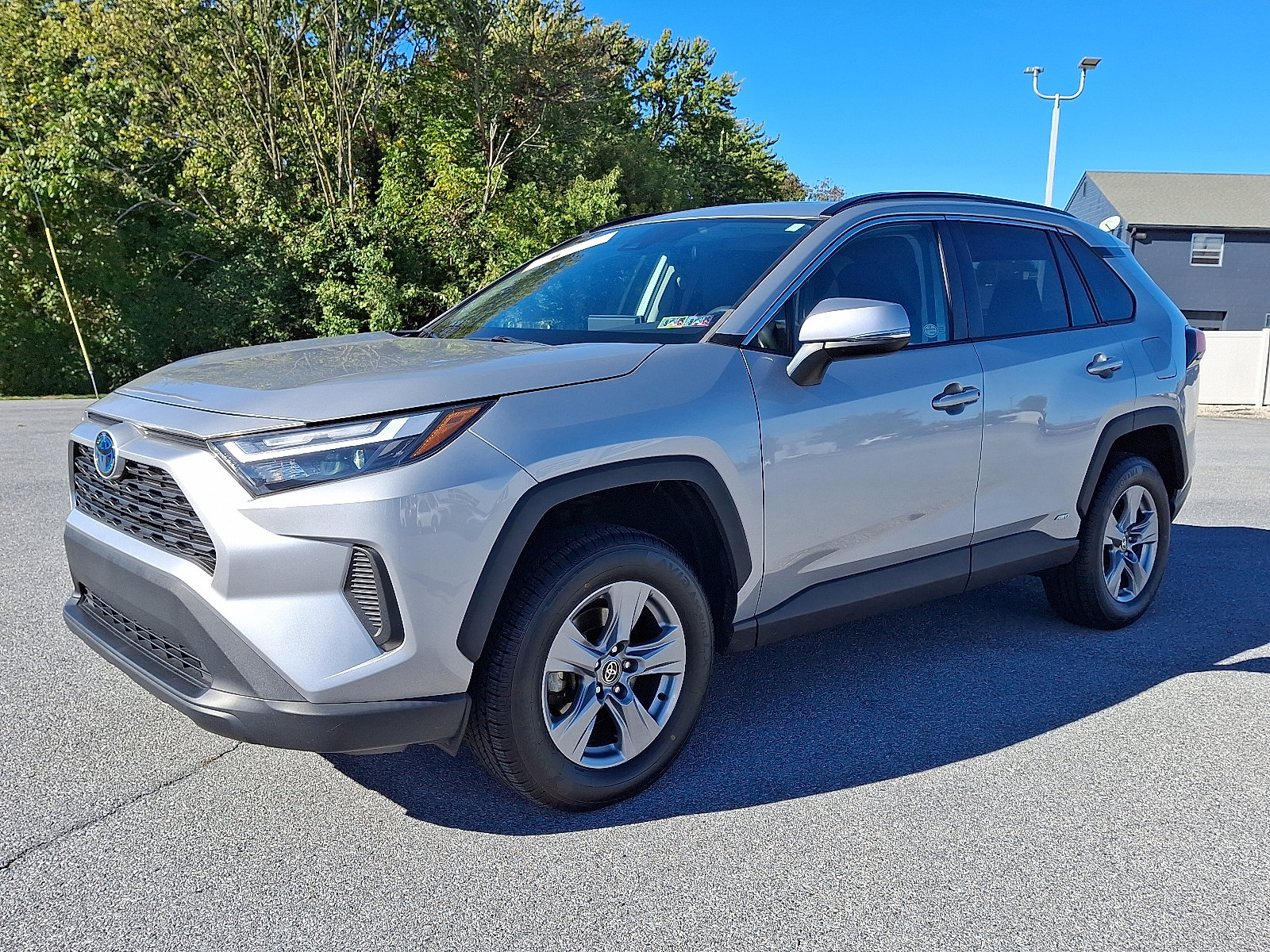 2022 Toyota RAV4 Hybrid XLE photo 2