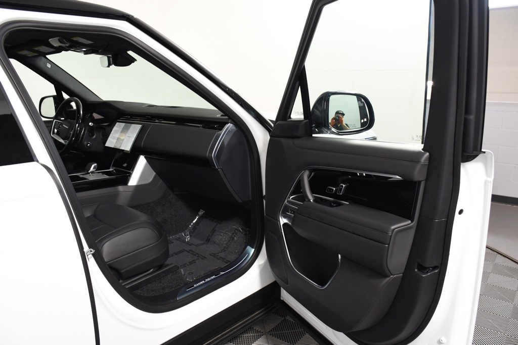2025 Land Rover Range Rover SE photo 10