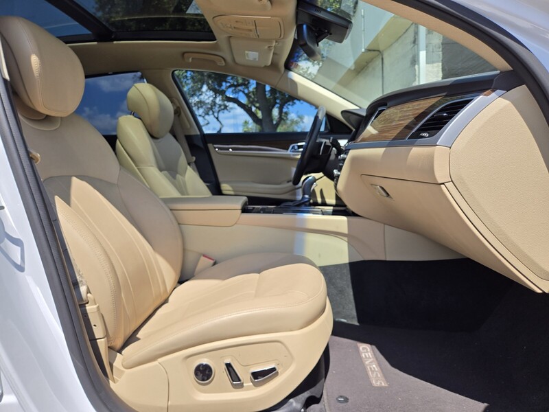 2015 Hyundai Genesis 3.8 RWD photo 16