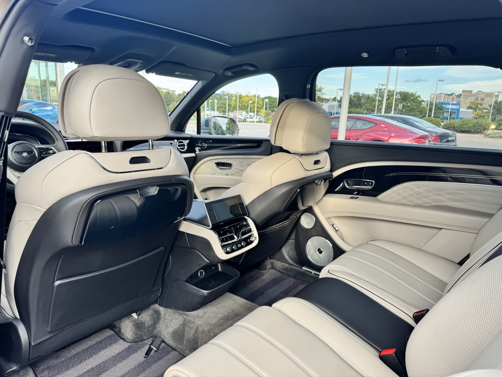 2023 Bentley Bentayga EWB photo 3