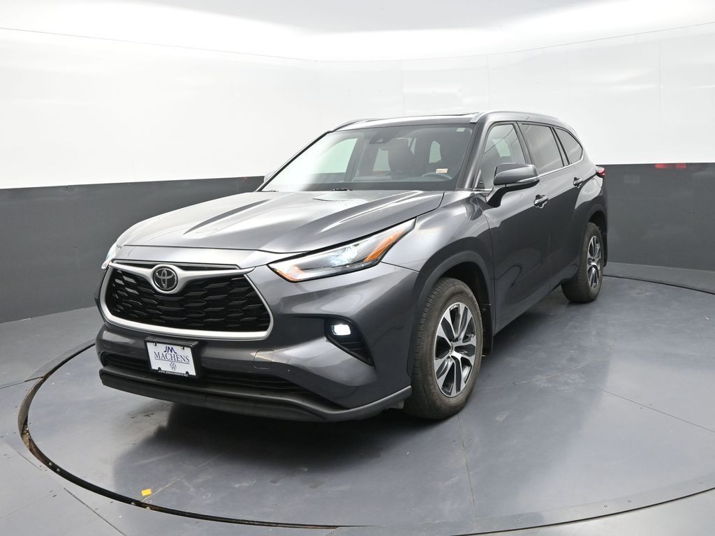 2022 Toyota Highlander XLE photo 2