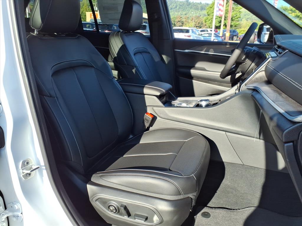2025 Jeep Grand Cherokee Limited photo 4