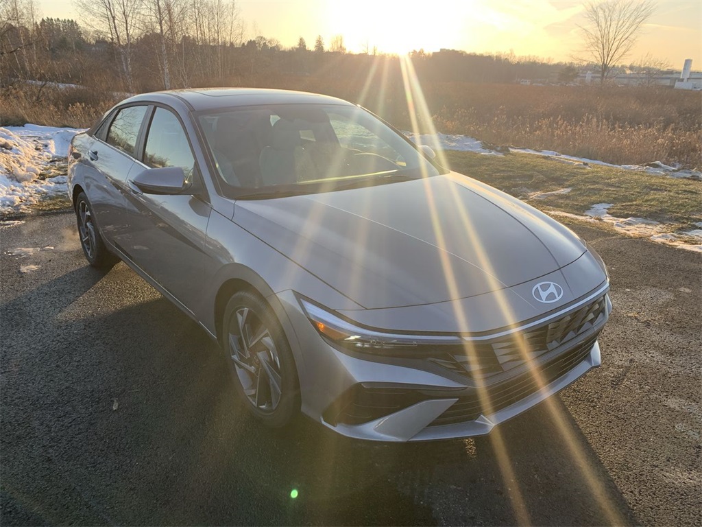 2025 Hyundai Elantra Limited's photo