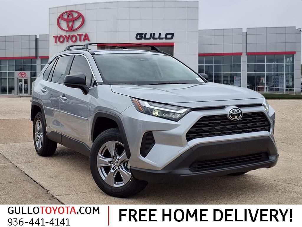 2025 Toyota RAV4 LE's photo