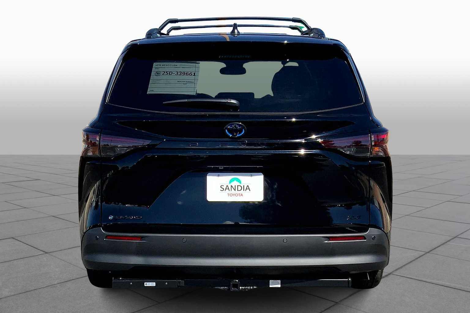 2025 Toyota Sienna Woodland Edition photo 4