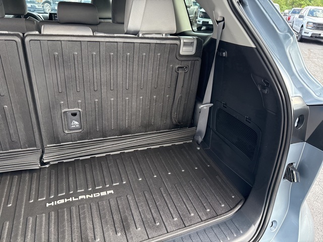 2022 Toyota Highlander LE photo 35