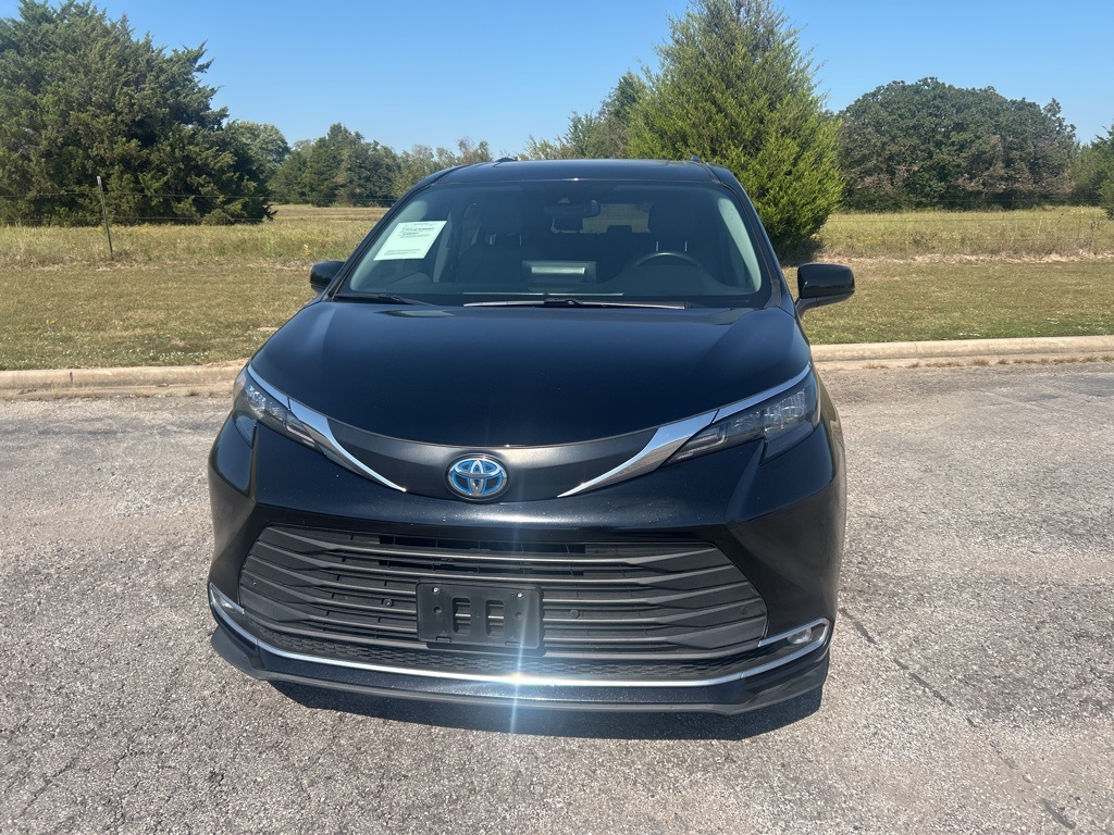 2024 Toyota Sienna XLE photo 2