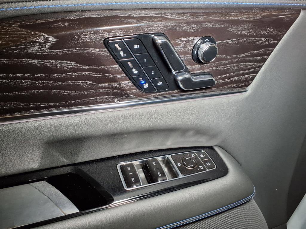 2026 Cadillac Escalade Luxury photo 15