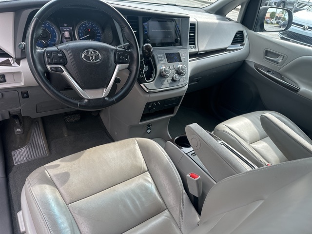 2016 Toyota Sienna XLE photo 9