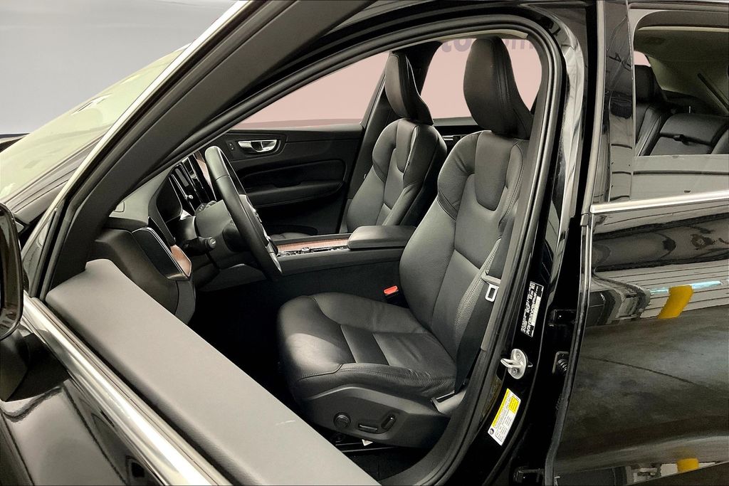 2023 Volvo XC60 B5 Plus photo 23