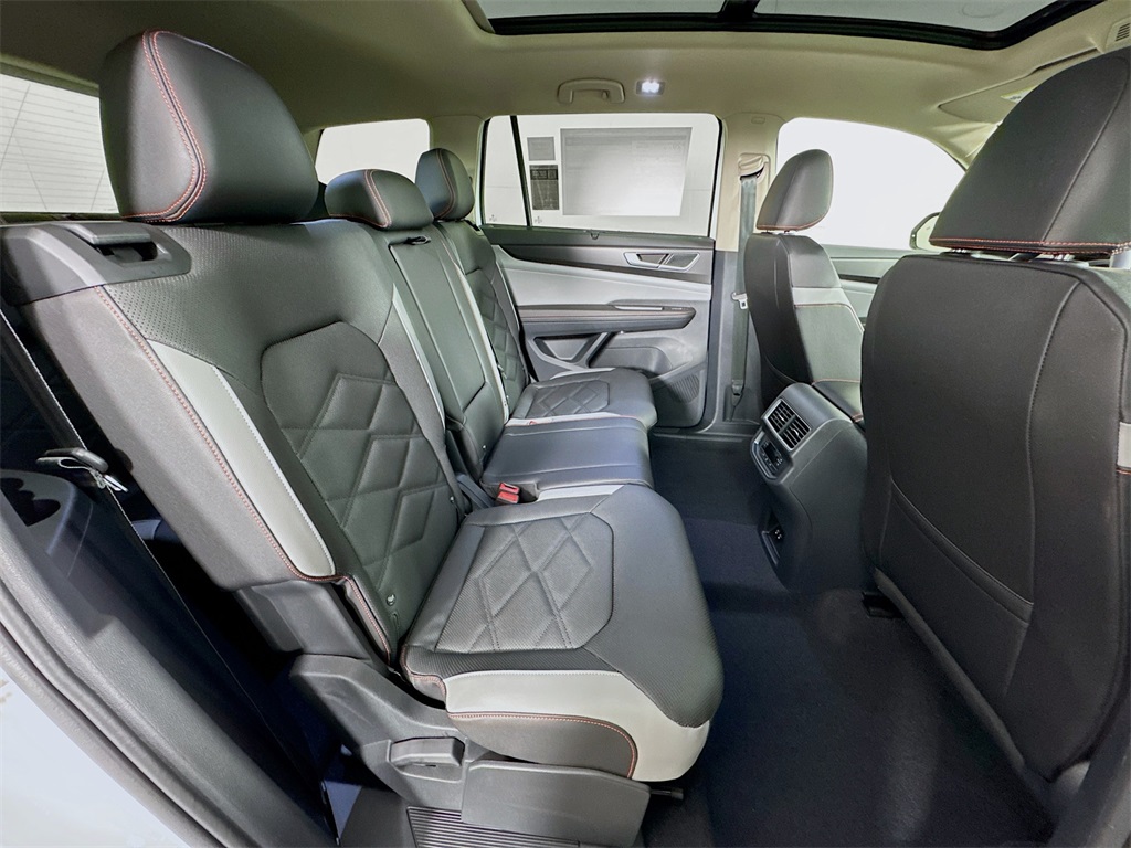 2025 Volkswagen Atlas Peak Edition SE photo 18