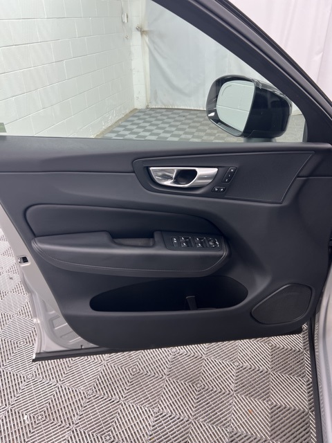 2023 Volvo XC60 B5 Plus photo 8