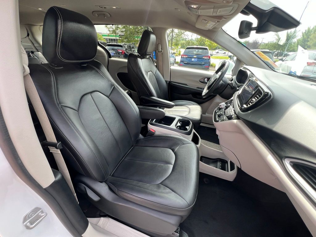 2022 Chrysler Pacifica Touring L photo 24