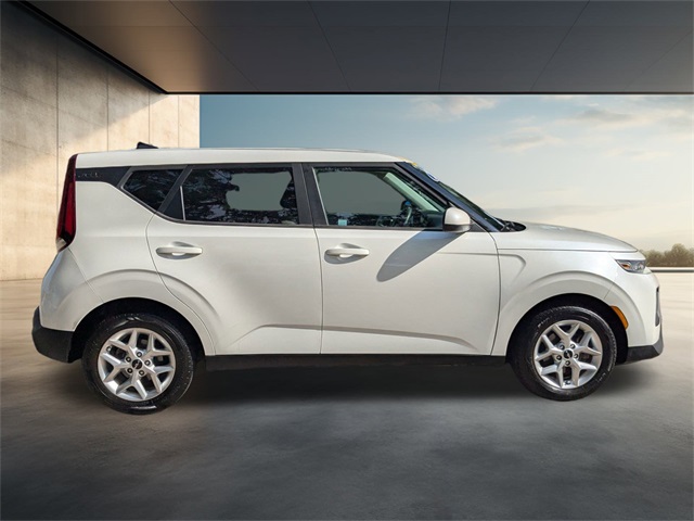 2022 Kia Soul LX photo 3