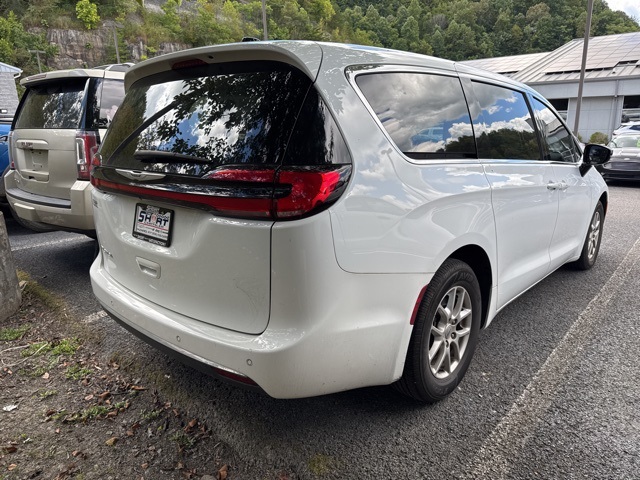 2024 Chrysler Pacifica Touring L photo 4