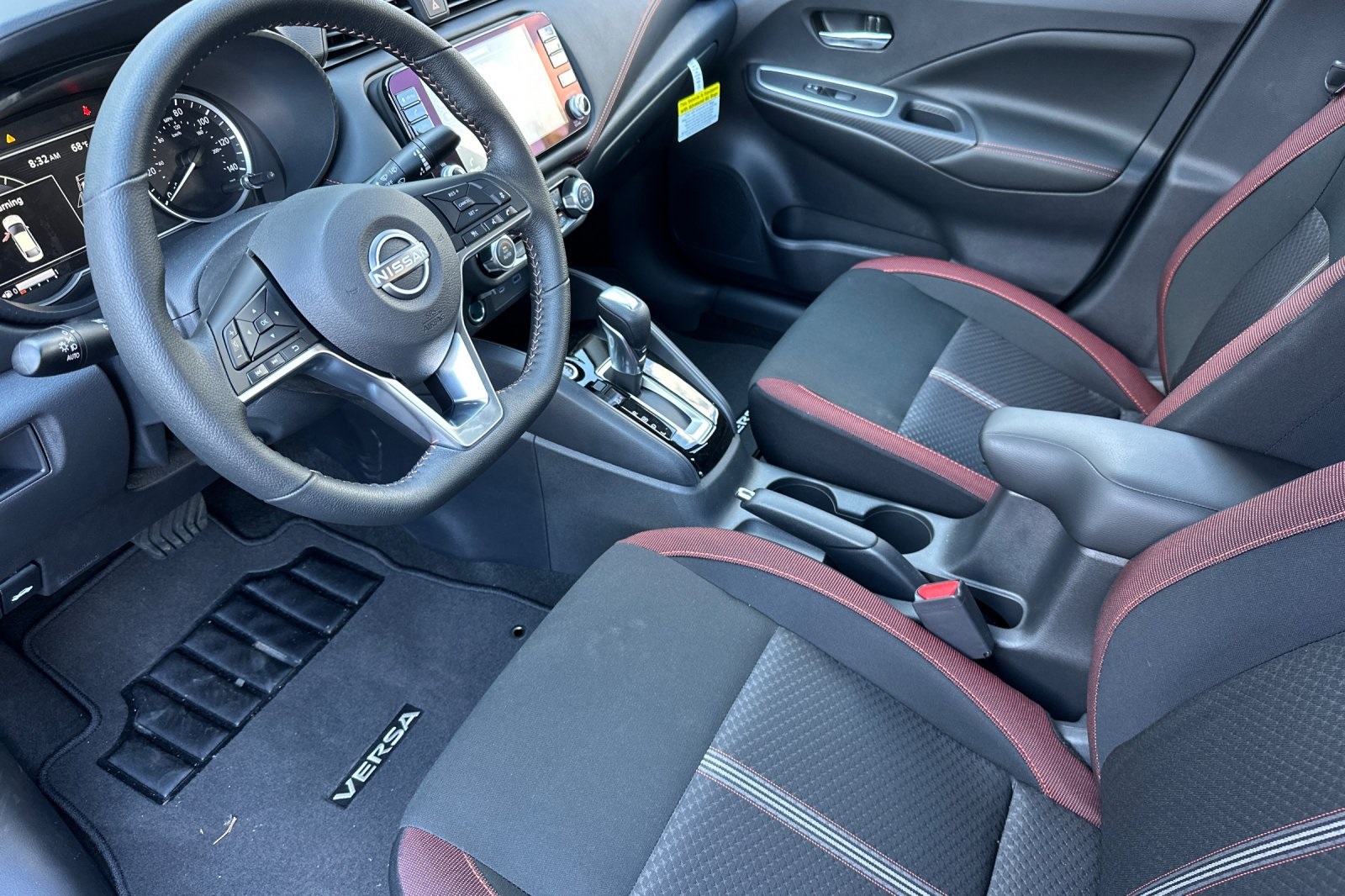 2025 Nissan Versa 1.6 SR photo 10