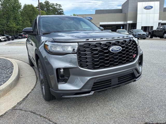2025 Ford Explorer ST photo 3