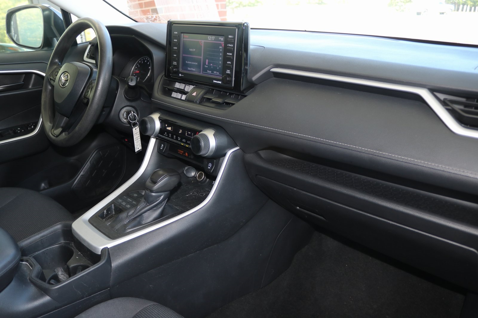 2021 Toyota RAV4 LE photo 3