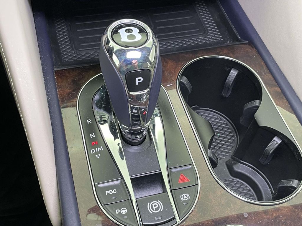 2022 Bentley Bentayga V8 photo 32