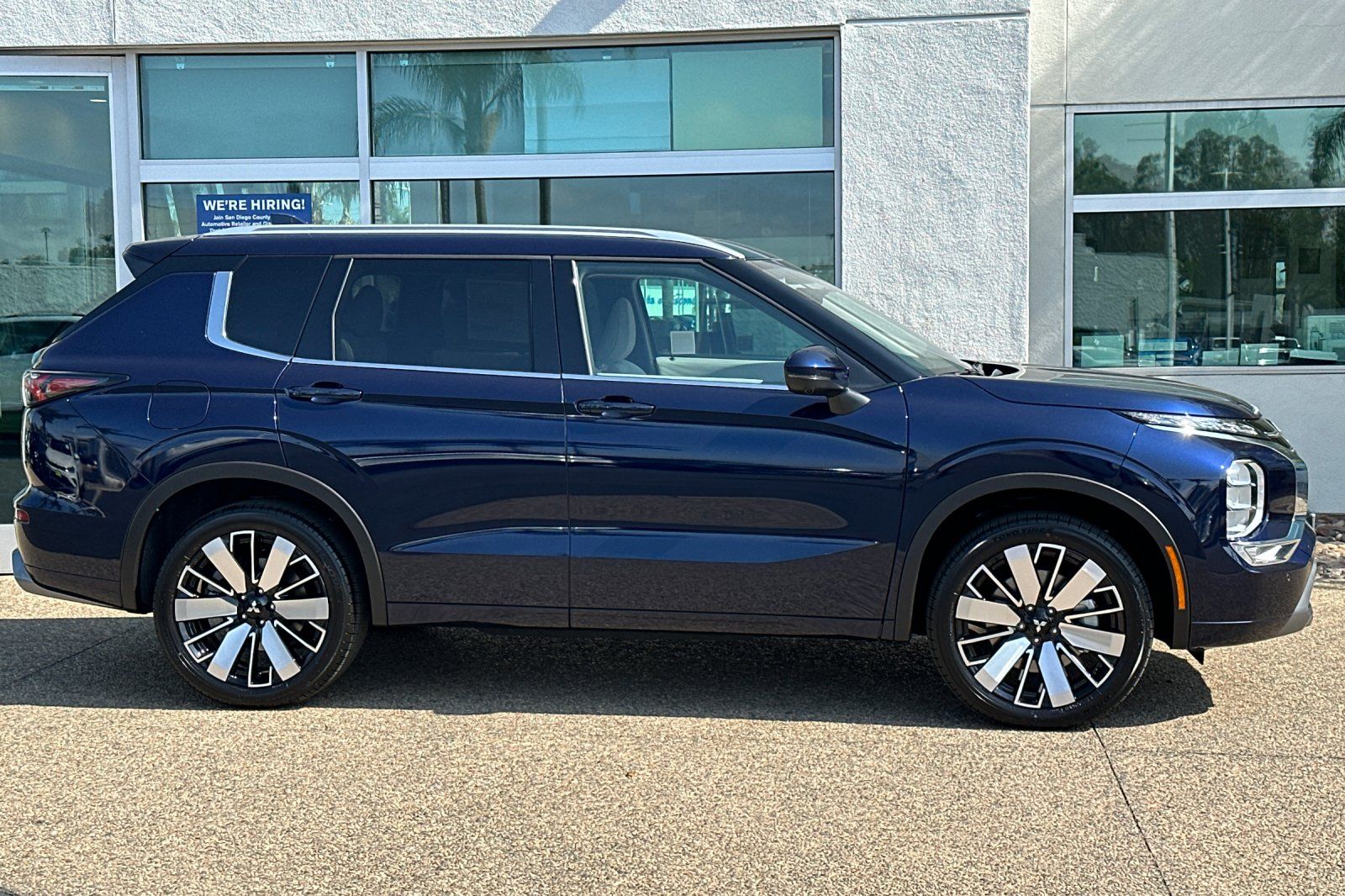 2025 Mitsubishi Outlander SEL photo 3