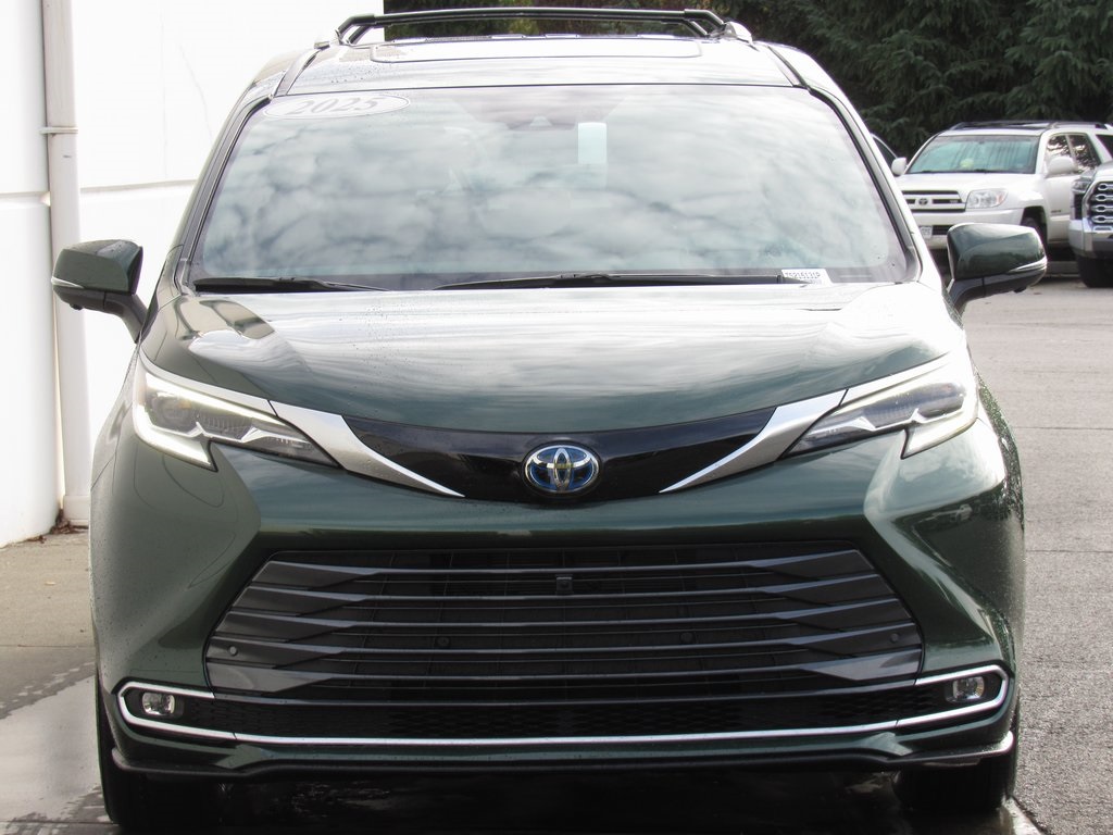 2025 Toyota Sienna Platinum photo 3