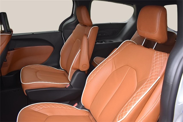 2025 Chrysler Pacifica Pinnacle photo 15
