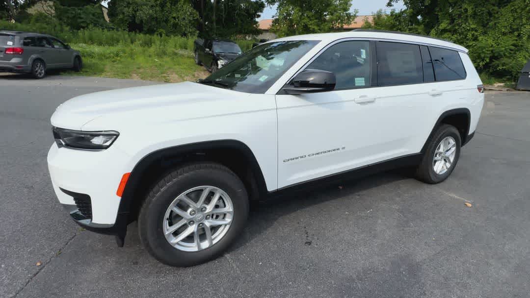 2025 Jeep Grand Cherokee Laredo X photo 3