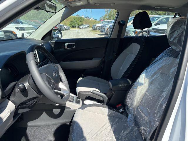 2025 Hyundai Venue SEL photo 2