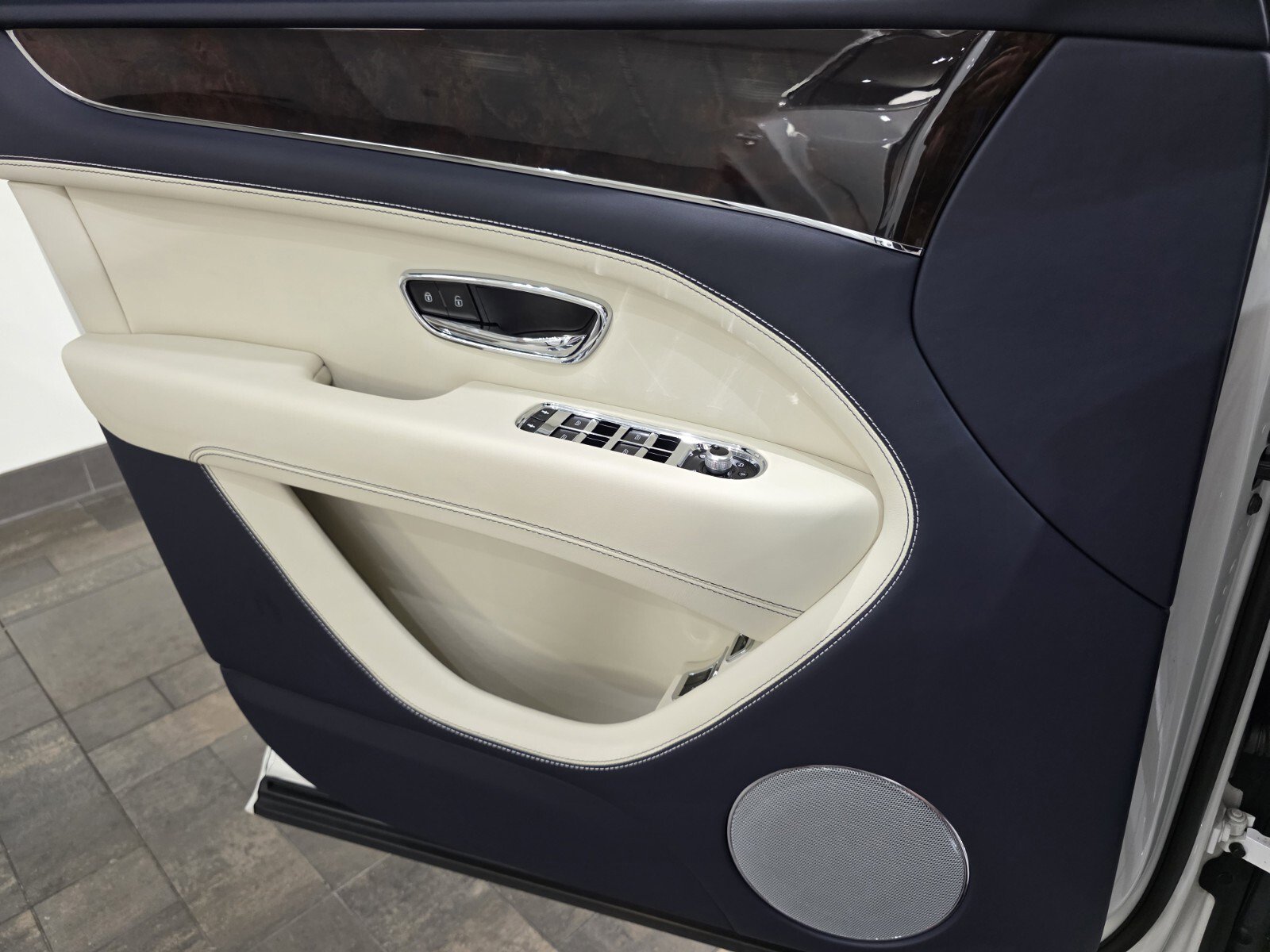 2023 Bentley Bentayga EWB Azure Mulliner photo 19
