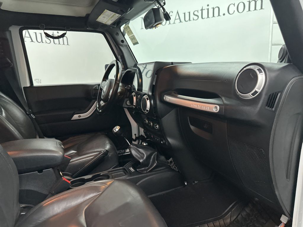 2014 Jeep Wrangler Unlimited Sahara photo 19
