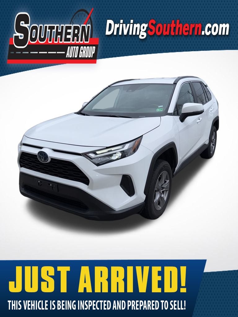 2024 Toyota RAV4 XLE's photo