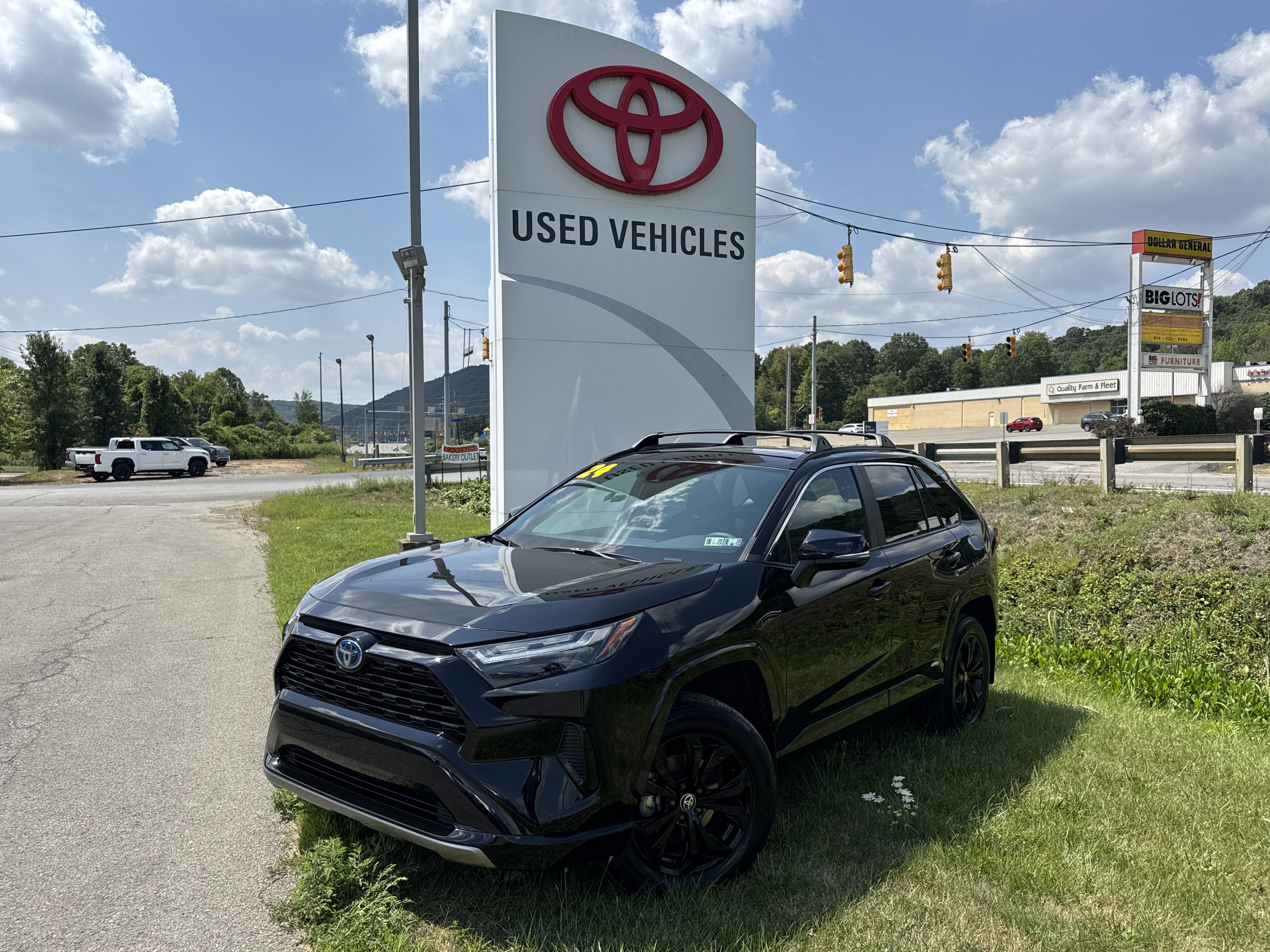 2024 Toyota RAV4 SE's photo