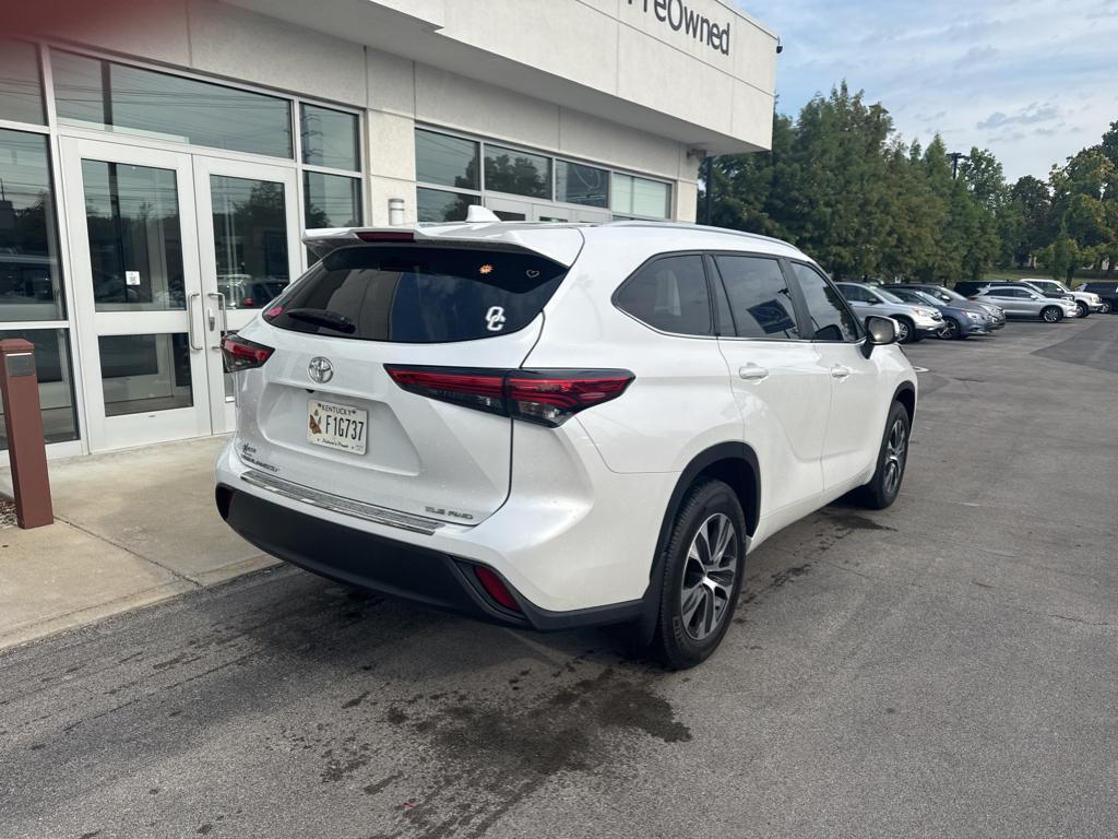 2023 Toyota Highlander XLE photo 2