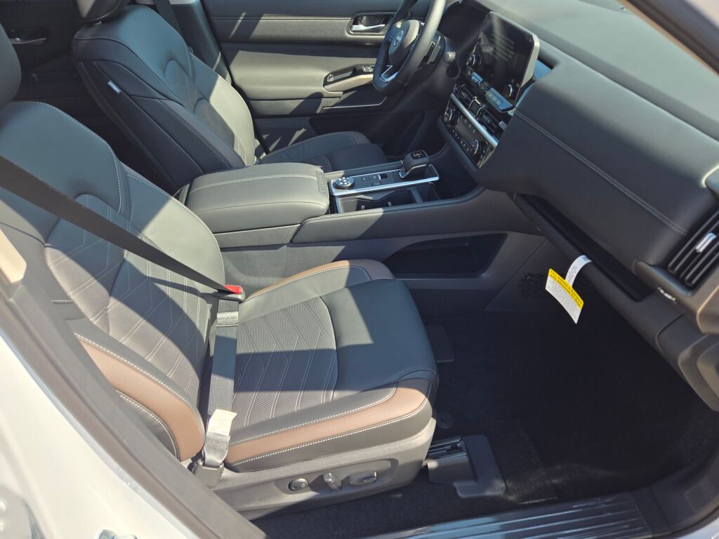 2025 Nissan Pathfinder Platinum photo 5