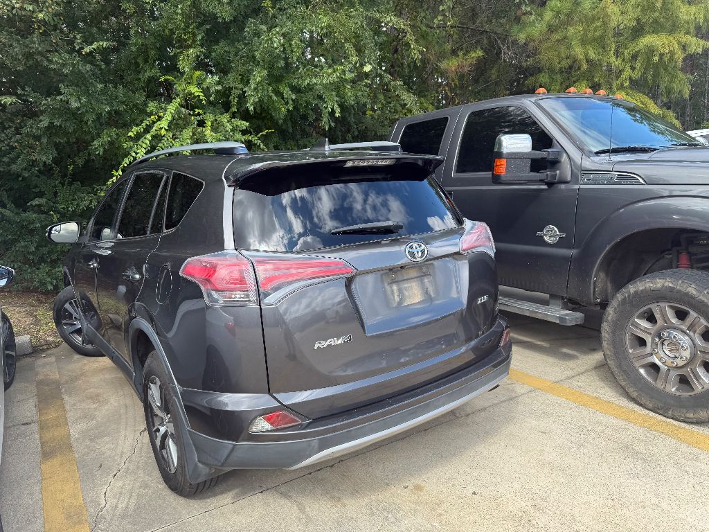 2017 Toyota RAV4 XLE photo 4
