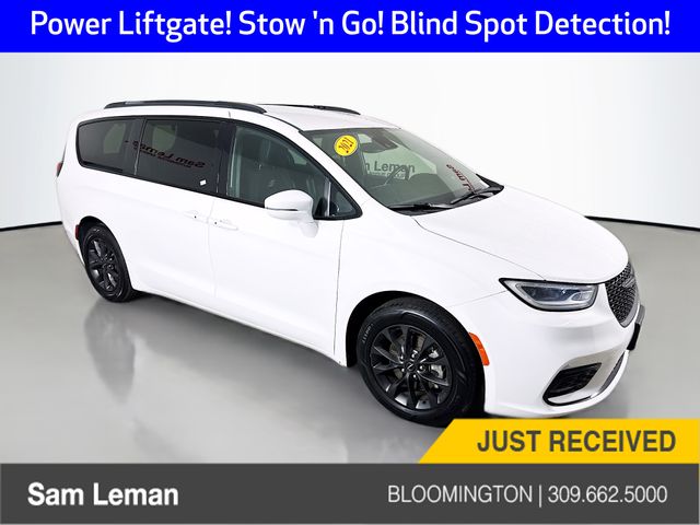 2021 Chrysler Pacifica Touring's photo