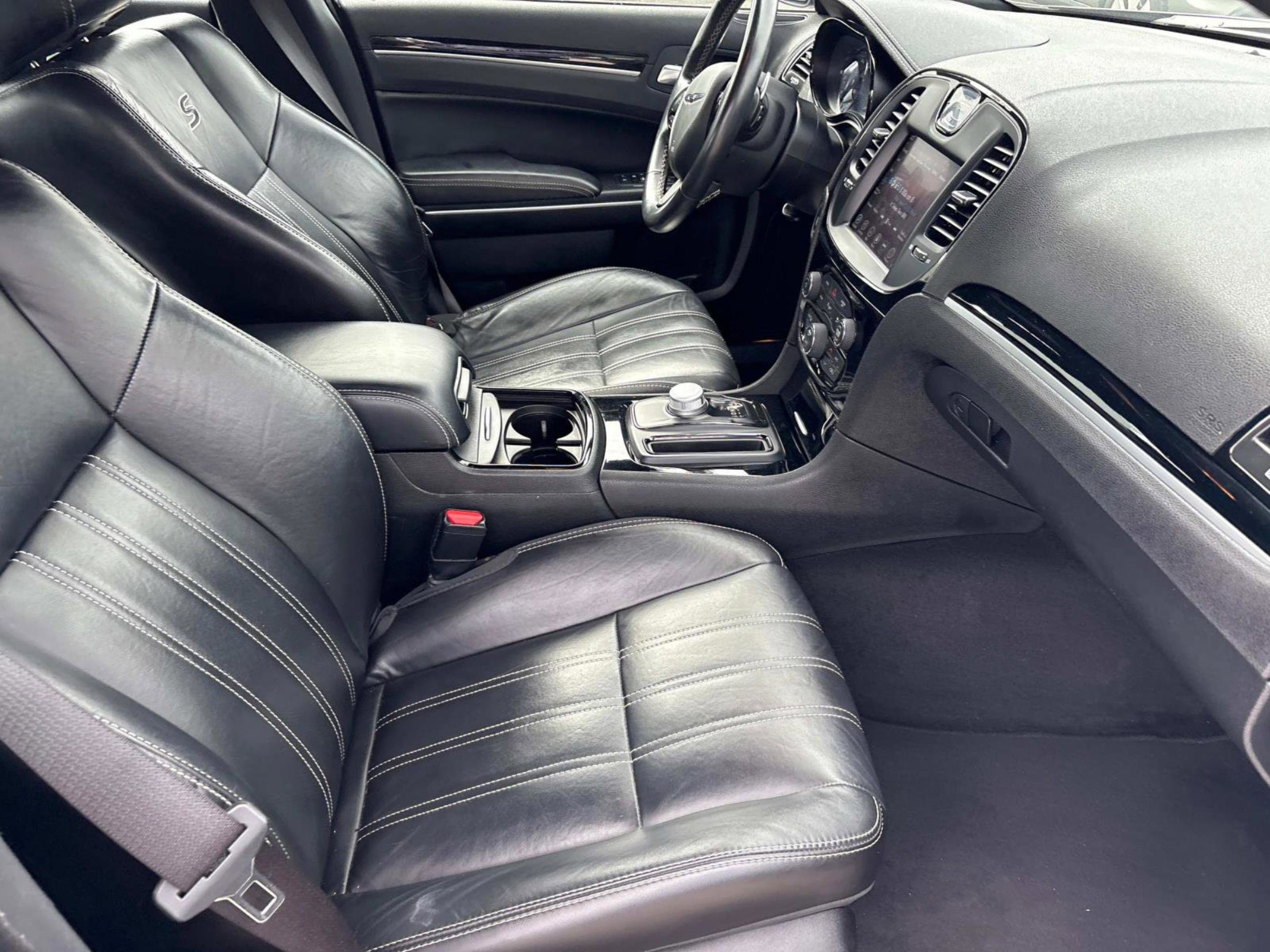 2022 Chrysler 300 S photo 15