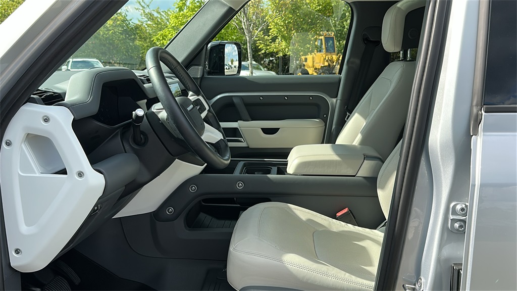 2024 Land Rover Defender 130 S photo 10