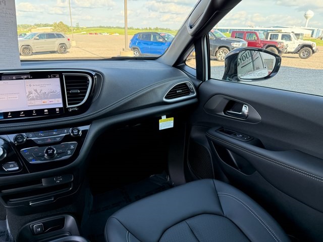 2026 Chrysler Pacifica photo 19