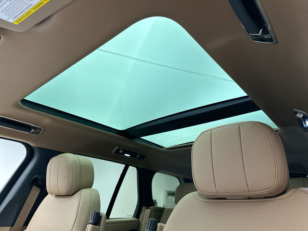 2025 Land Rover Range Rover SE photo 9