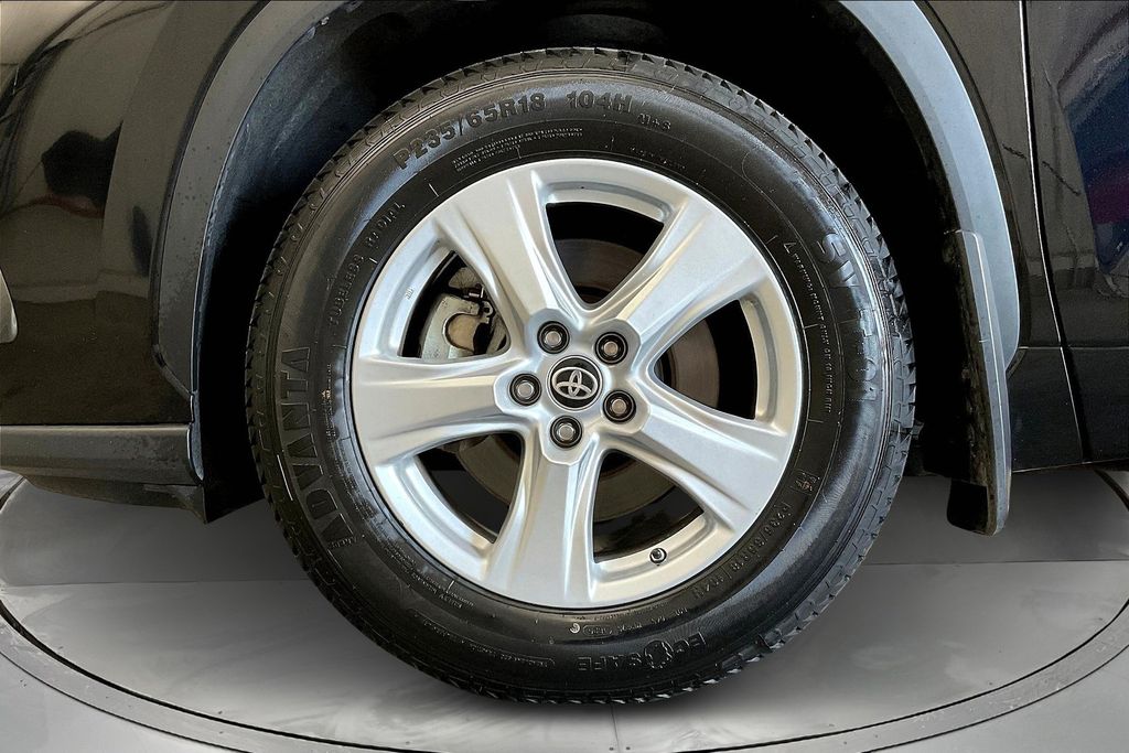 2024 Toyota Highlander LE photo 3