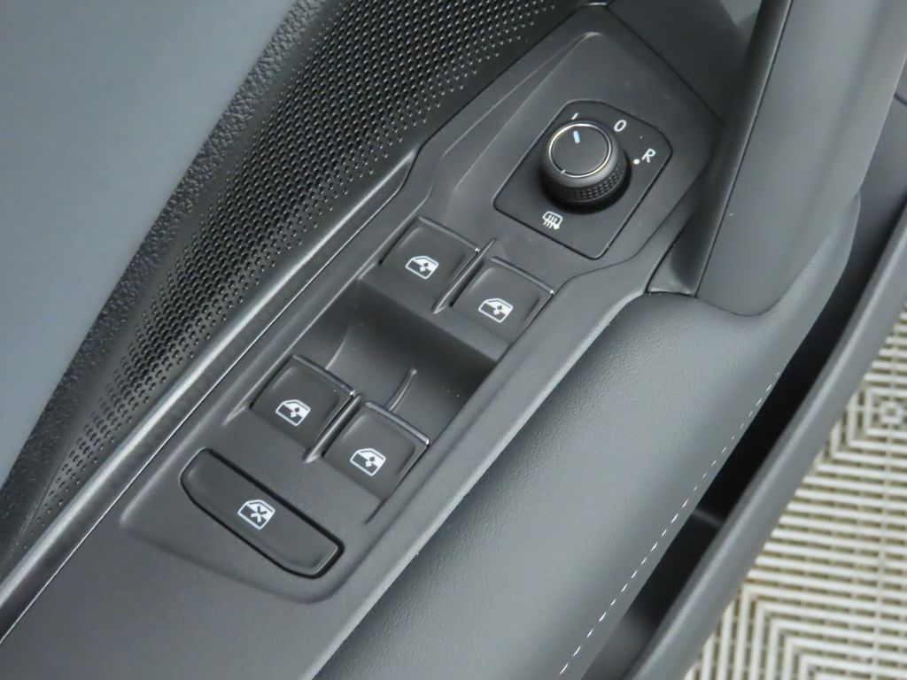 2025 Volkswagen Tiguan SE R-Line Black photo 22
